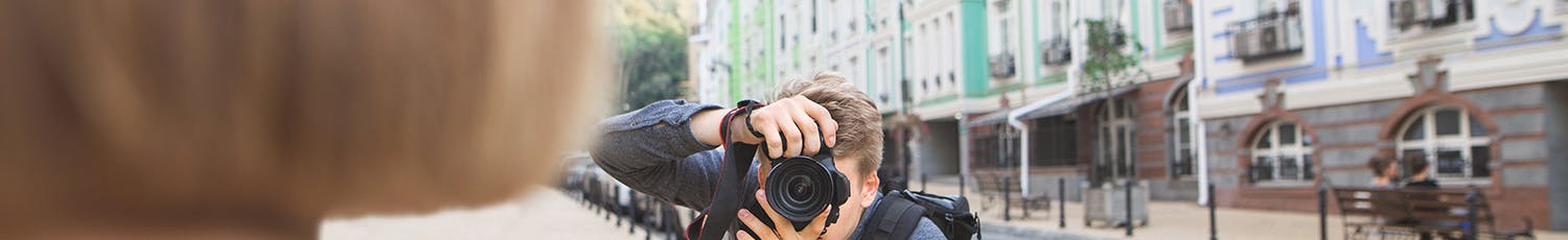 Valokuvaaja ottaa muotokuvaa kadulla.